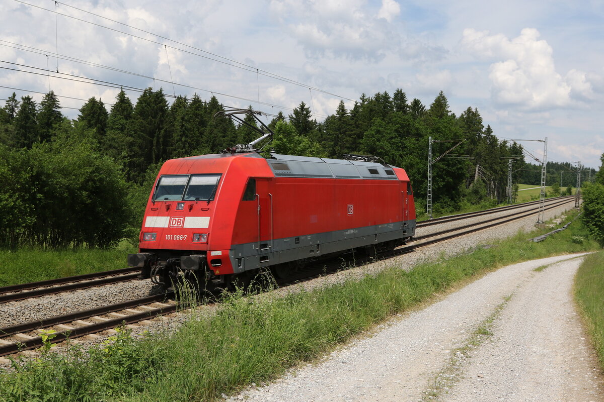 101 086 unterwegs nach Freilassing m 8. Juni 2021 bei Grabenst�tt.