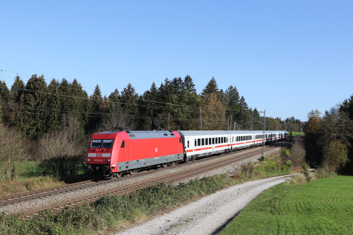 101 095 mit dem  IC K�nigssee  aus Freilassing kommend am 31. Oktober 2022 bei Grabenst�tt im Chiemgau.