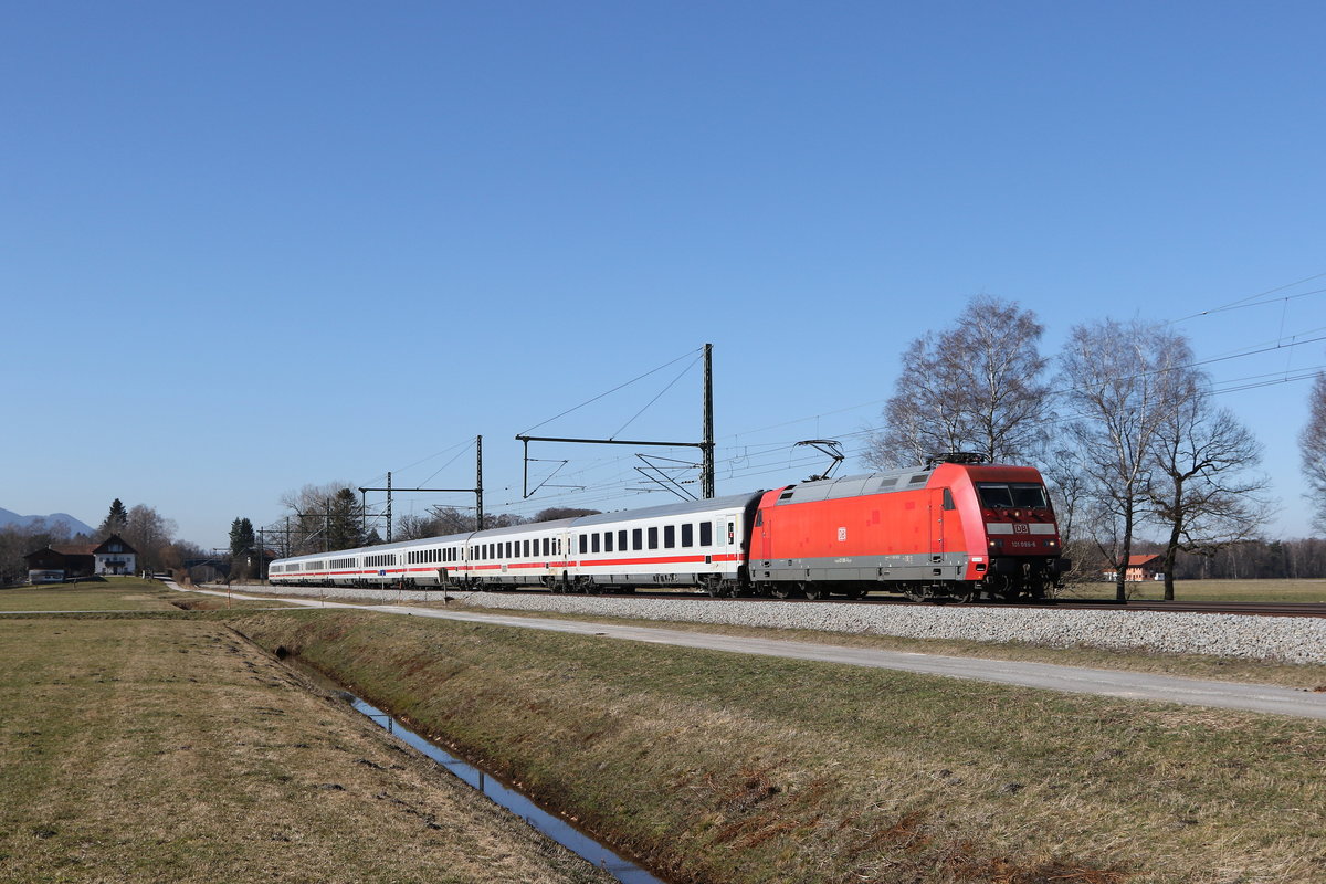 101 096 mit einem  EC  auf dem Weg nach Salzburg am 1. M�rz 2021 bei �bersee am Chiemsee.
