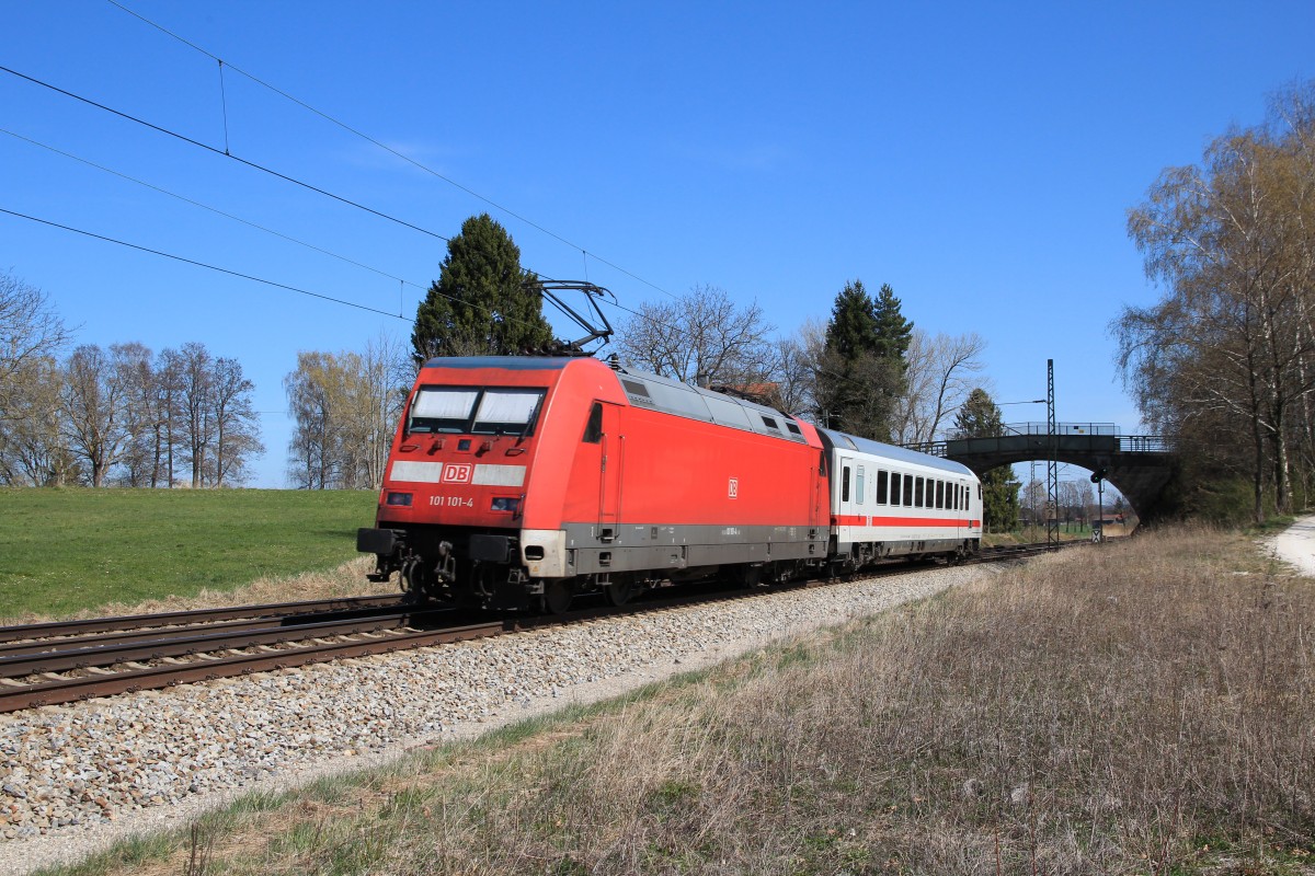 101 101-1 war am 30. M�rz 2014 mit einem Steuerwagen bei �bersee in Richtung Salzburg unterwegs.