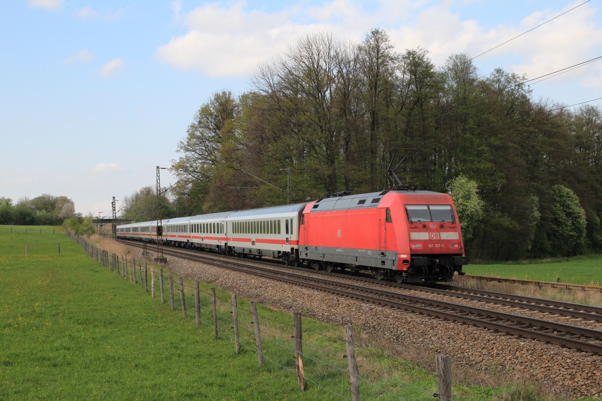 101 107-1 war am 14. April 2014 bei Vogl schiebend in Richtung M�nchen im Einsatz.