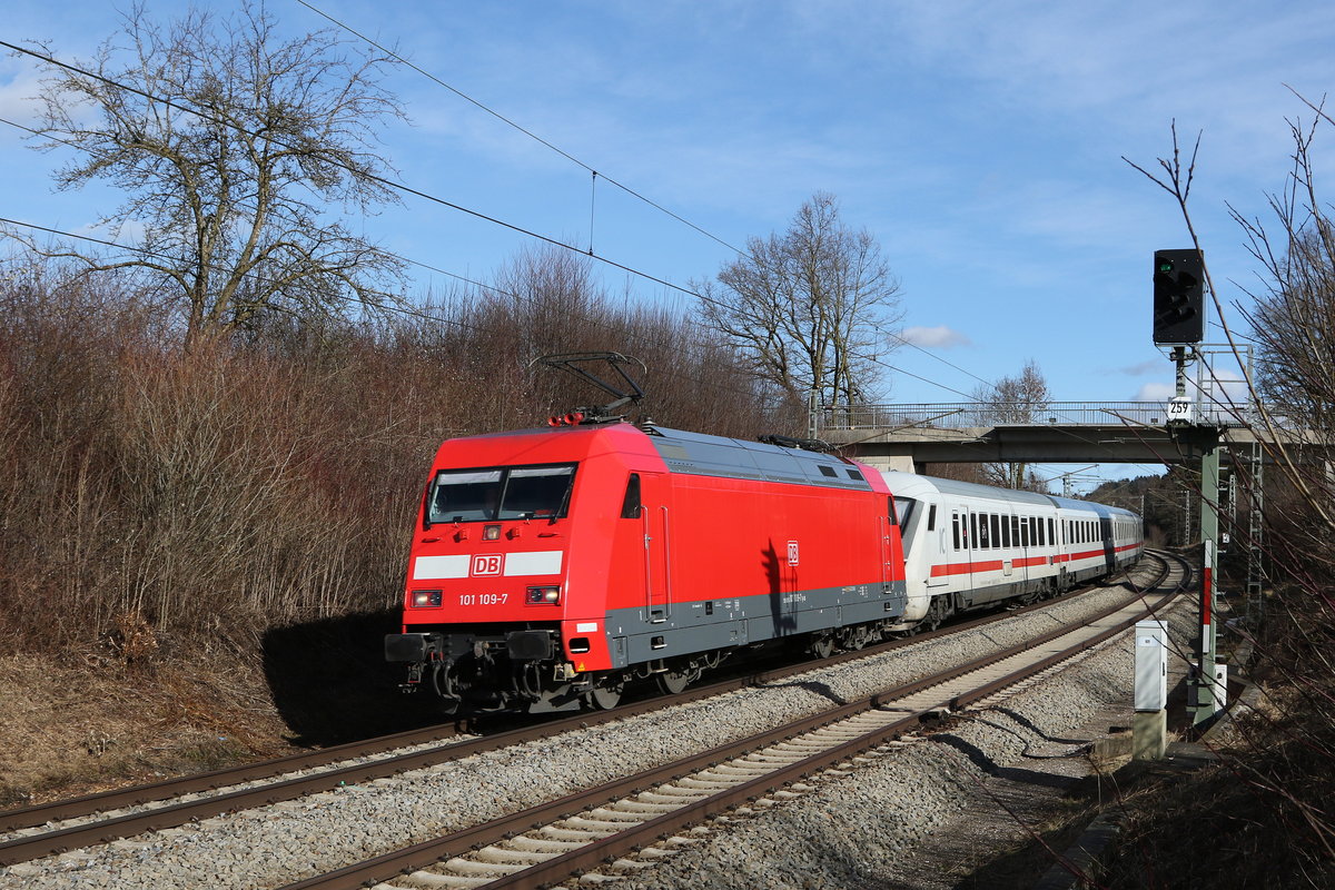 101 109 an einem  EC  aus Salzburg kommend am 4. Februar 2021 bei Grabenst�tt im Chiemgau.