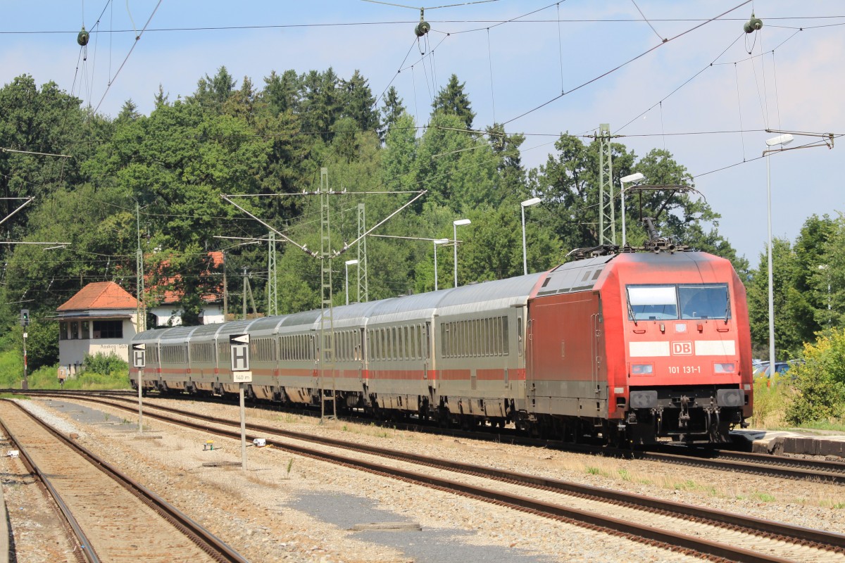 101 131-1 durchf�hrt am 20. August 2013 den Bahnhof von Assling.