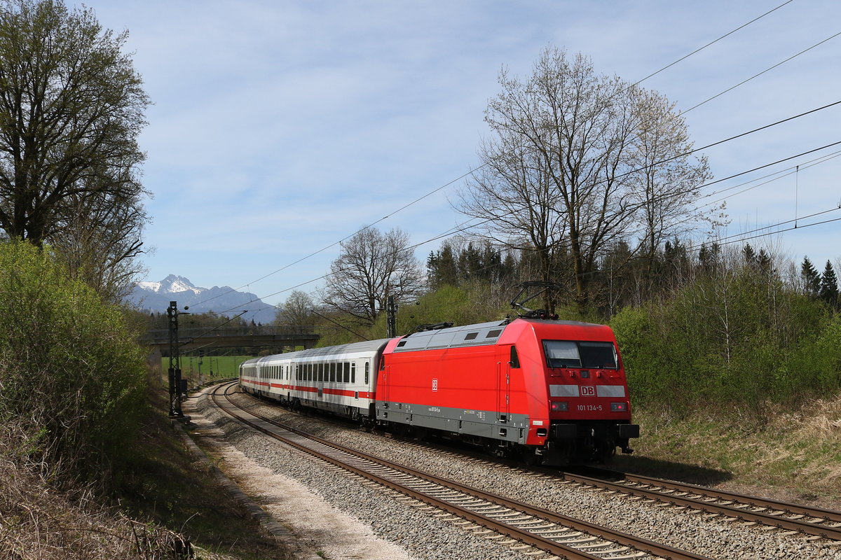 101 134 schiebt einen  EC  am 15. April 2020 bei Grabenst�tt in Richtung M�nchen.