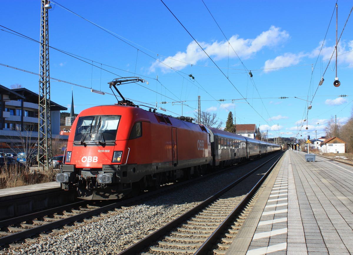 1016 002-6 machte auf dem Weg von München nach Salzburg am 14. Februar 2014 halt im Bahnhof von Prien am Chiemsee.