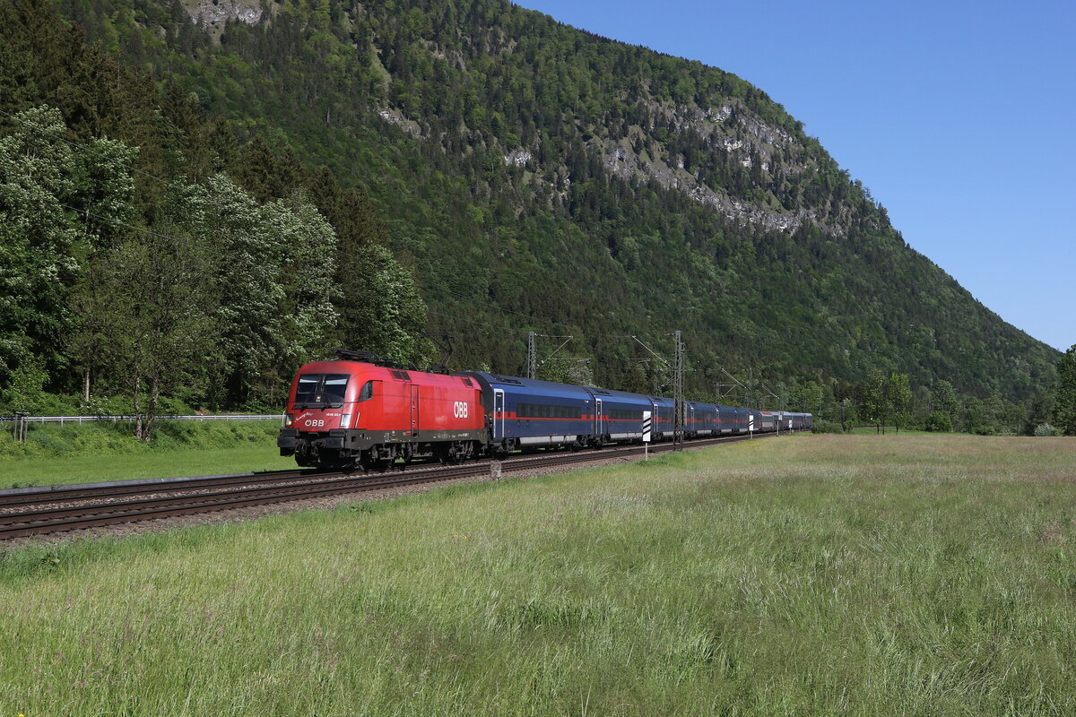 1016 007  Sunny Boy  mit einem  Nightjet  aus M�nchen kommend am 14. Mai 2024 bei Niederaudorf im Inntal.