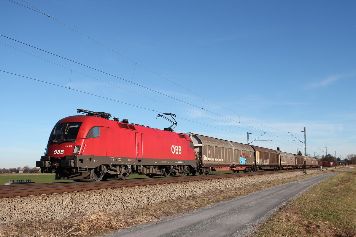 1016 013-5 mit einem gemischten G�terzug am 10. Dezember 2016 bei �bersee am Chiemsee.