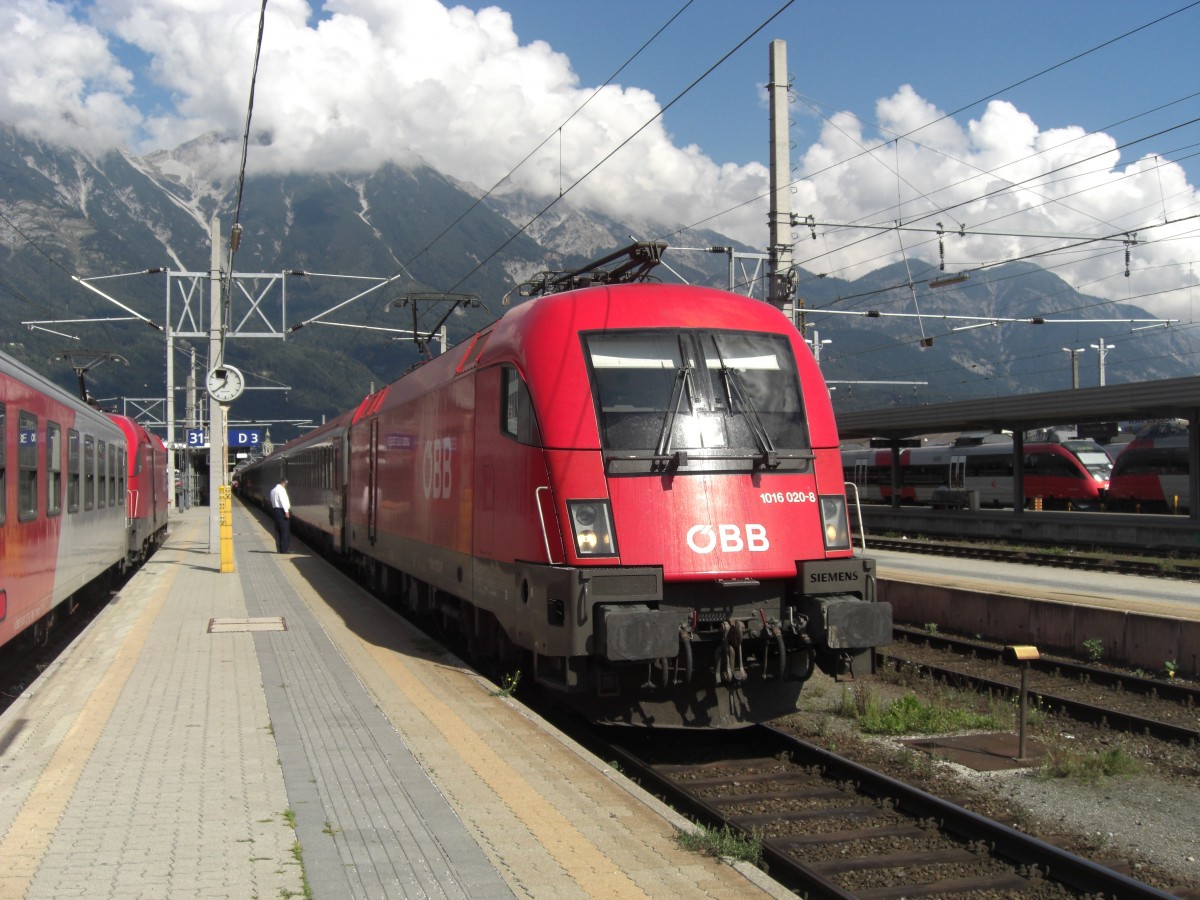 1016 020-8 am 19. September 2007 im Bahnhof von Innsbruck.