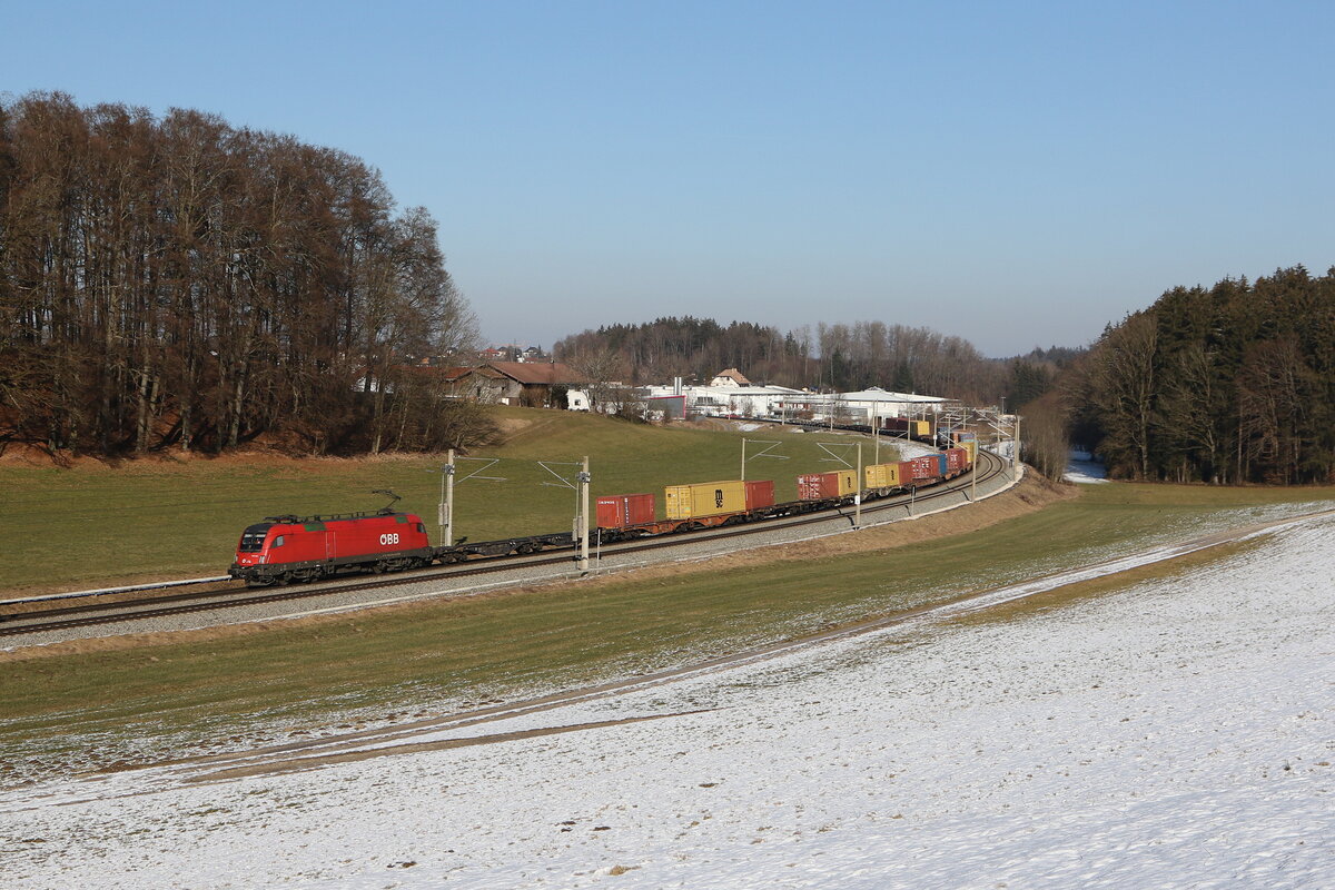 1016 021 mit einem  Containerzug  aus Salzburg kommend am 19. Februar 2025 bei Axdorf im Chiemgau.