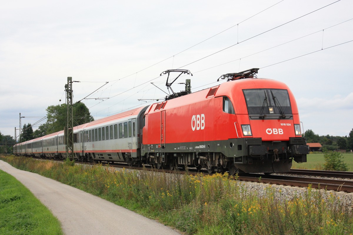 1016 024-0 ist am 15. September 2013 im Chiemgau in Richtung Salzburg unterwegs.
