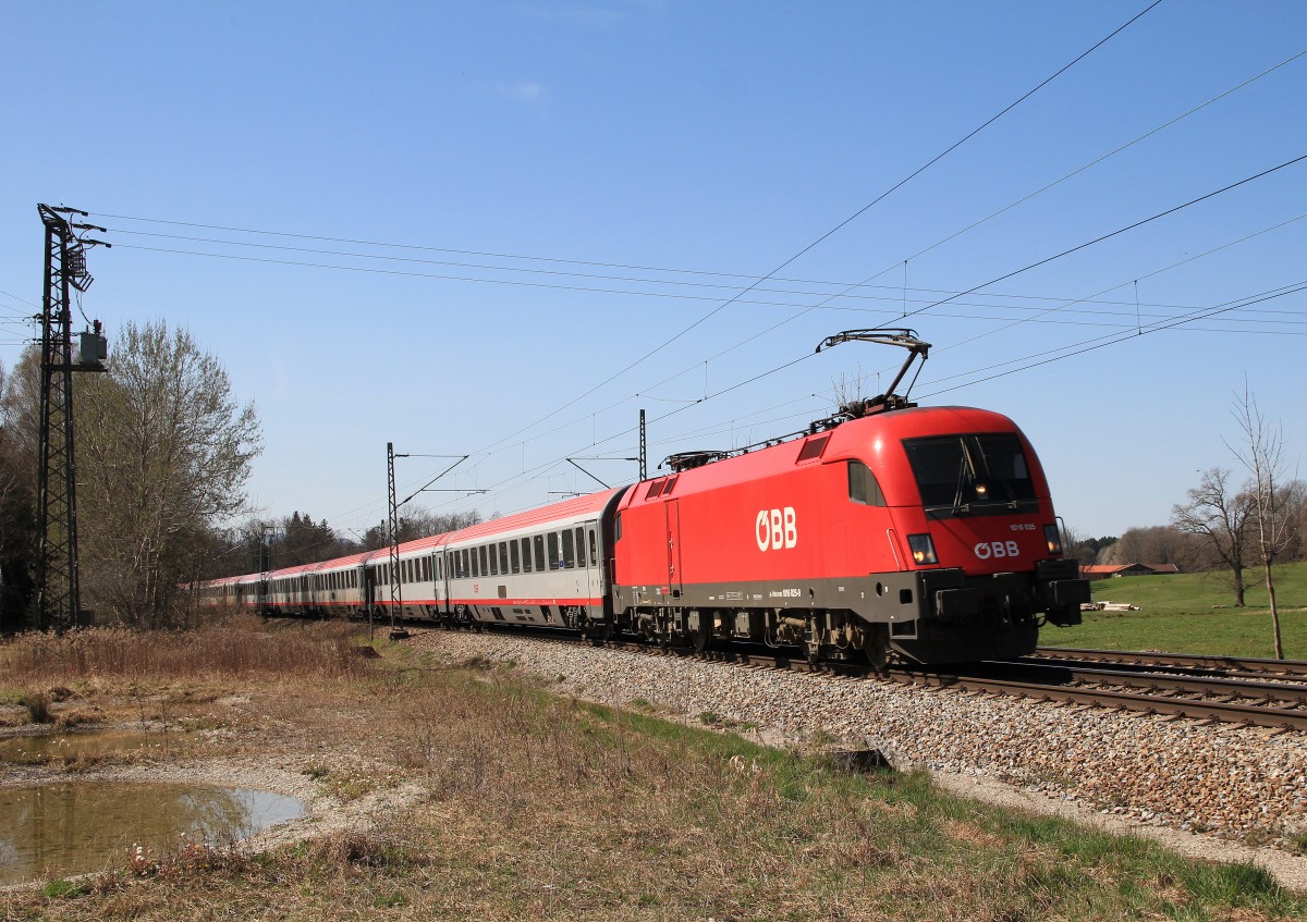 1016 025-7 am sonnigen Herbsttag des 9. November 2012 bei �bersee am Chiemsee.