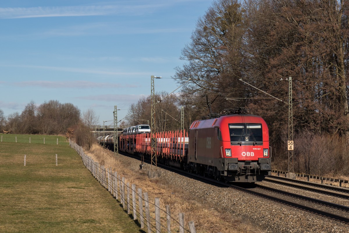 1016 027-5 mit einem gemischten G�terzug aus M�nchen kommend am 12. Februar 2016 bei Vogl.