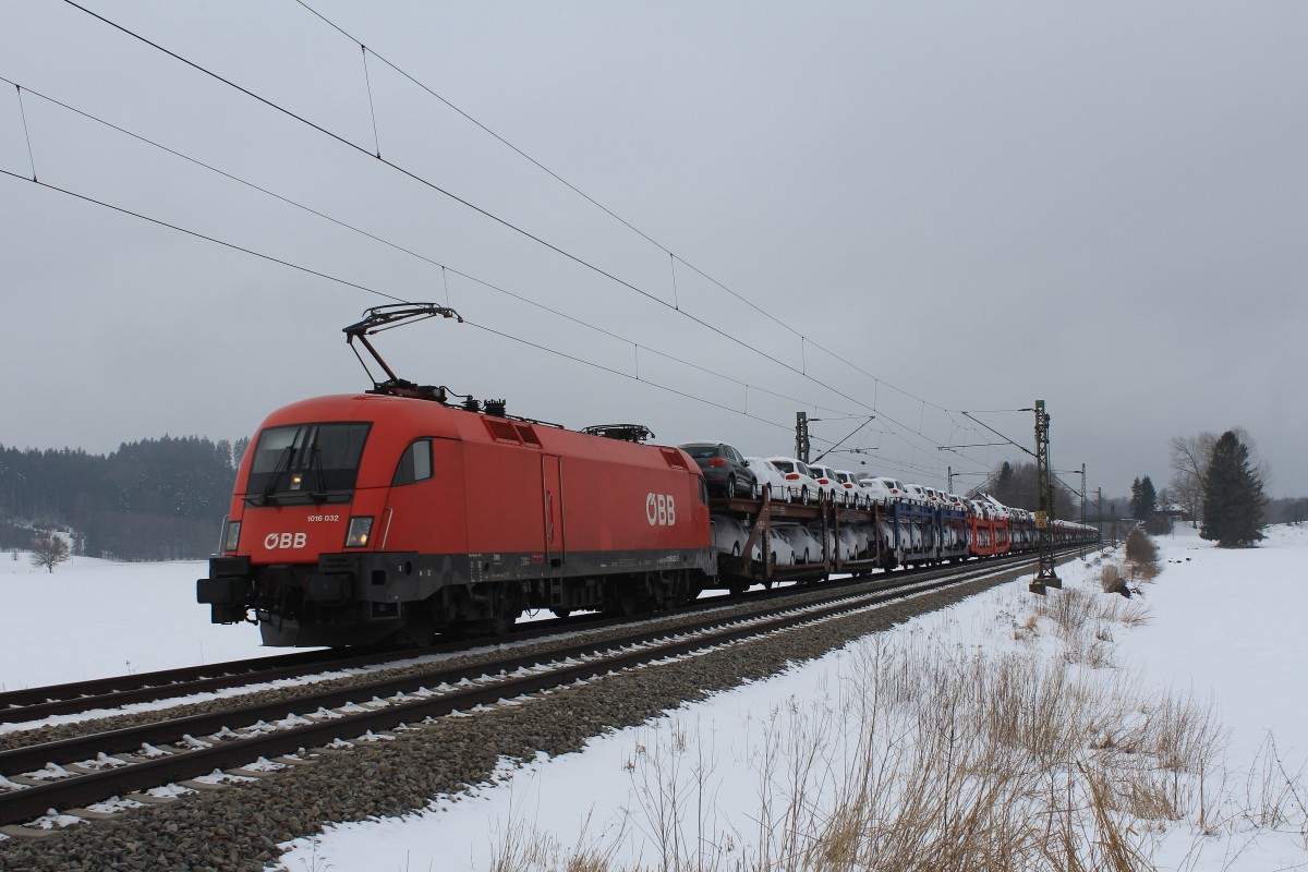 1016 032-3 zieht am 17. Februar 2013 einen Autozug bei �bersee in Richtung Salzburg.