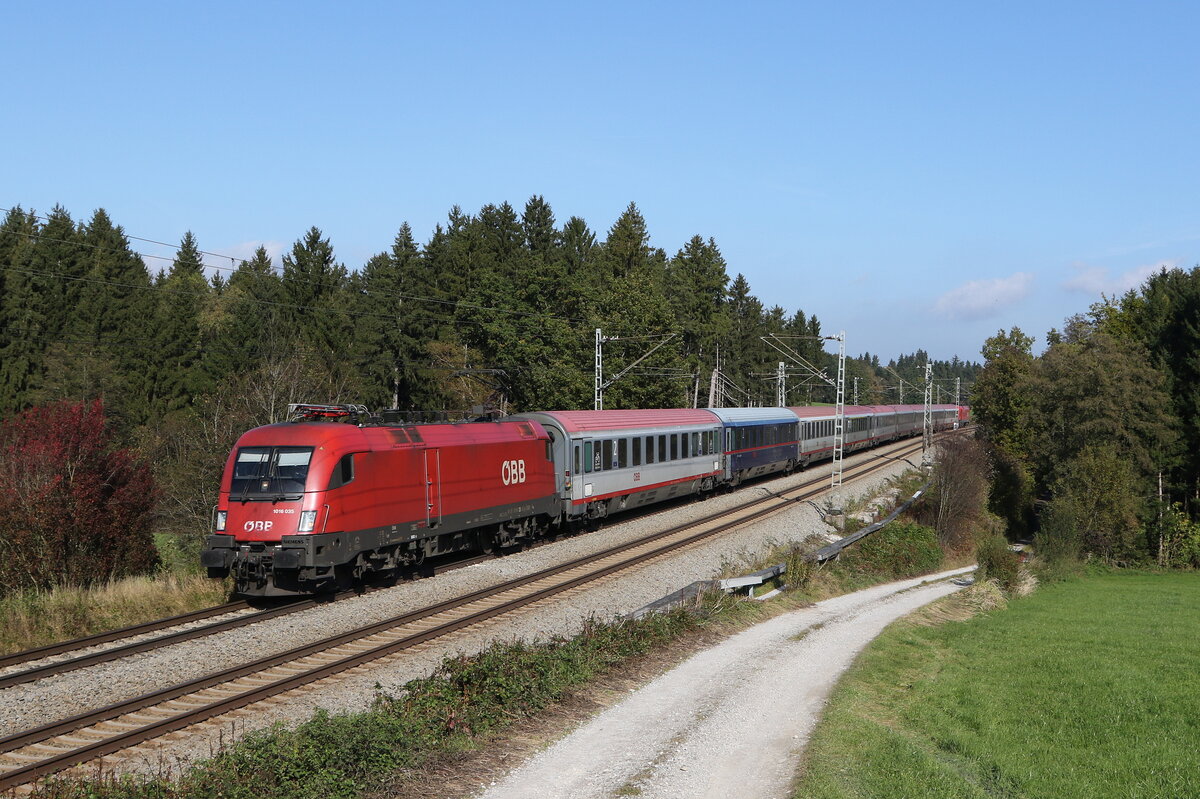1016 035 mit einem  EC  am 18. Oktober 2021 bei Grabenst�tt im Chiemgau.