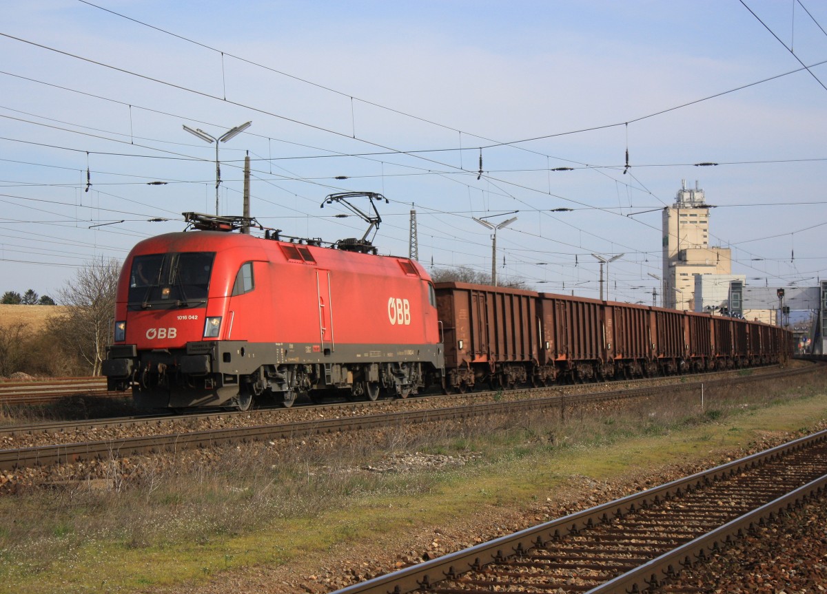 1016 042-2 am 21. M�rz 2013 bei der Ausfahrt aus dem Bahnhof von Gramatneusiedl.