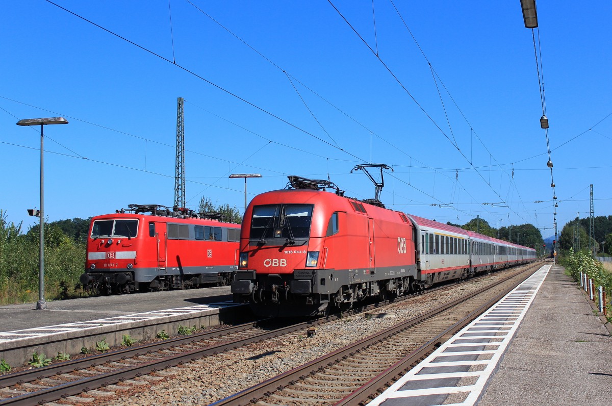 1016 044-8 am 9. September 2012 bei der durchfahrt des Bahnhofs von �bersee. Am dem Nebengleis steht die schadhafte 111 071-7.