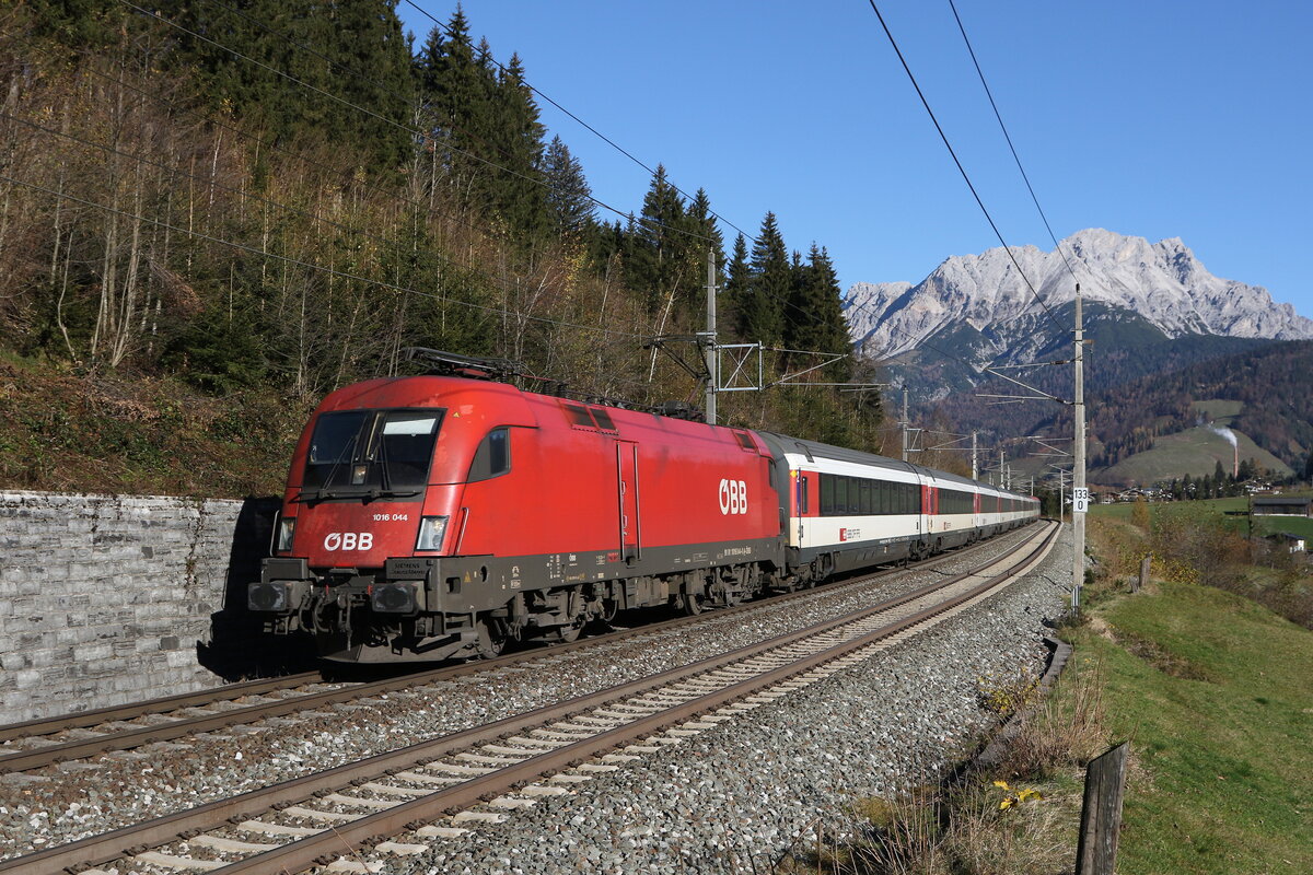 1016 044 war mit dem  Transalpin  am 4. November 2024 bei Pfaffenschwend auf dem Weg nach W�rgl.