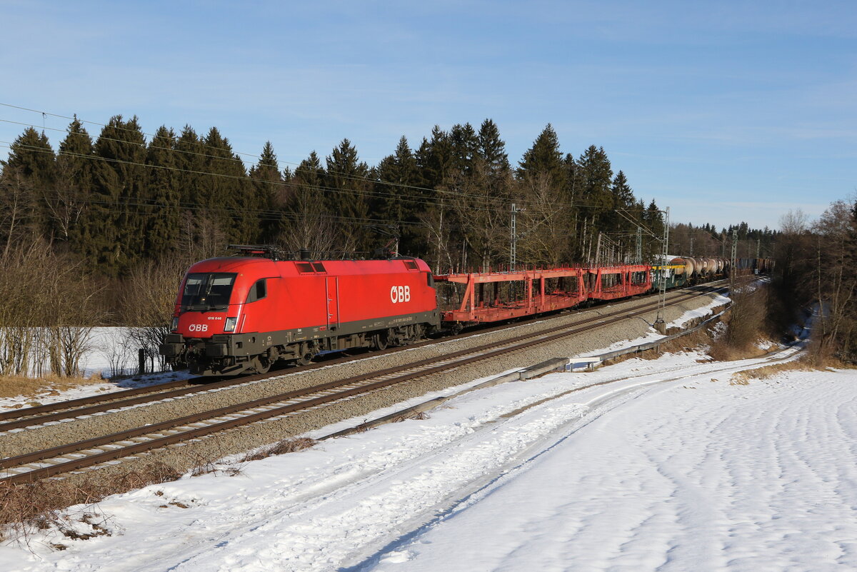 1016 046 mit einem leeren Autozug aus Salzburg kommend am 27. Januar 2022 bei Grabenst�tt.