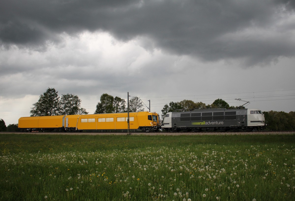 103 222 war am 9. Mai 2015 auf dem Weg nach Salzburg. Aufgenommen vor einer Gewitterfront bei �bersee am Chiemsee.