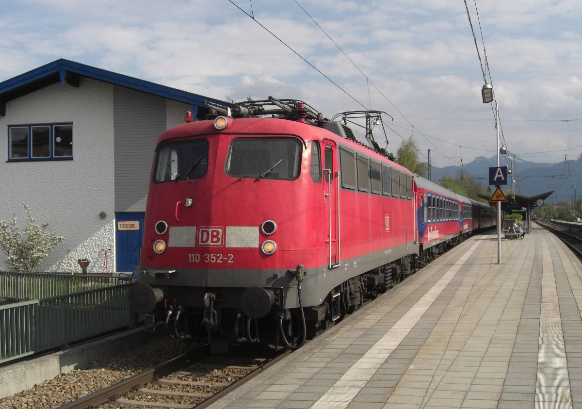 110 352-2 mit einem Sonderzug am 27. M�rz 2007 im Bahnhof von Prien am Chiemsee.