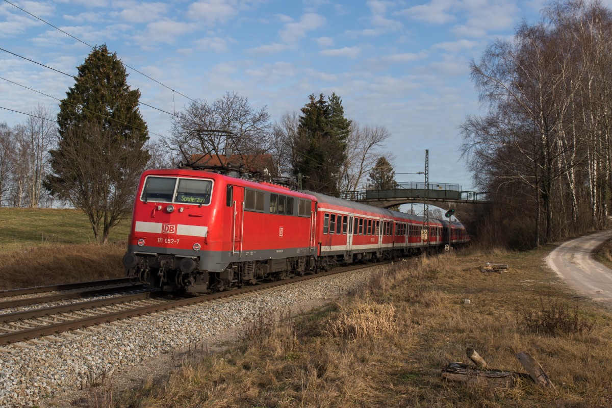 111 052-7 schiebend an einem  Fl�chtlingszug  am 19. Dezember 2015 bei �bersee am Chiemsee.