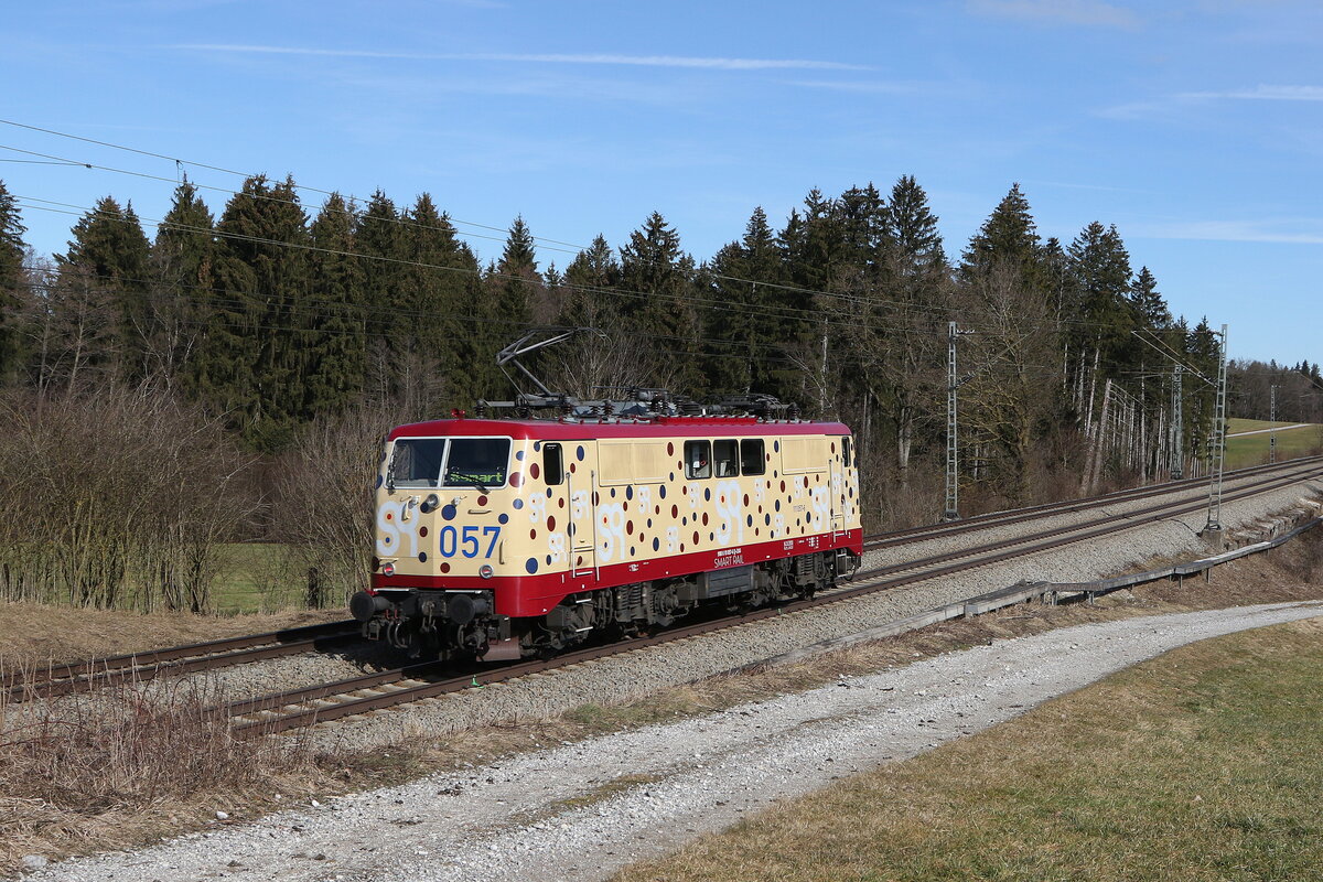 111 057 war am 21. Februar 2023 bei Sossau im Chiemgau auf dem Weg zu ihrem n�chsten Einsatz nach Freilassing