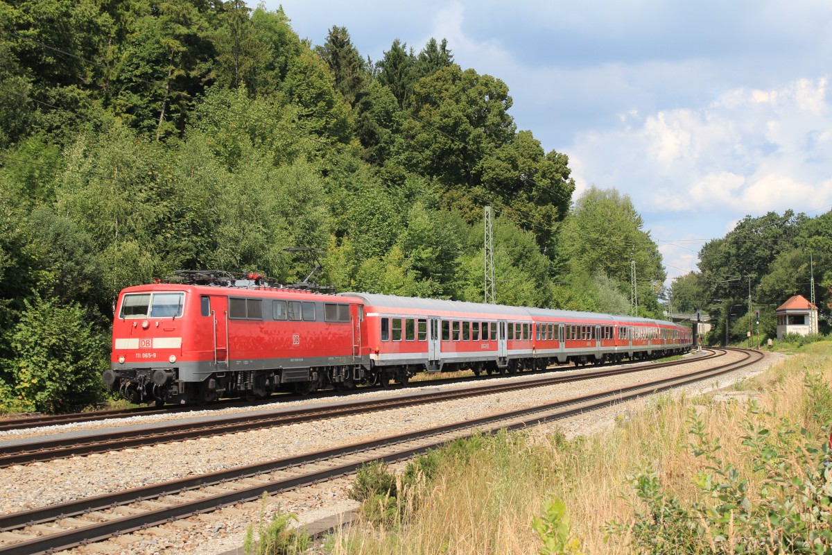 111 065-9 mit einem Regionalzug auf dem Weg von M�nchen nach Salzburg. Aufgenommen am 14. August 2013 bei der Einfahrt in den Bahnhof von Assling.