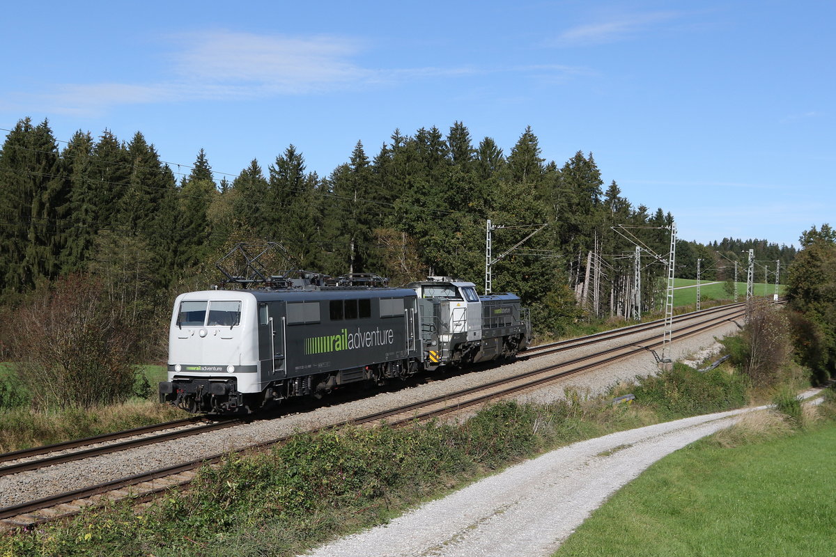 111 222 mit 4185 011 auf dem Weg in Richtung M�nchen am 8. Oktober 2020 bei Grabenst�tt im Chiemgau.