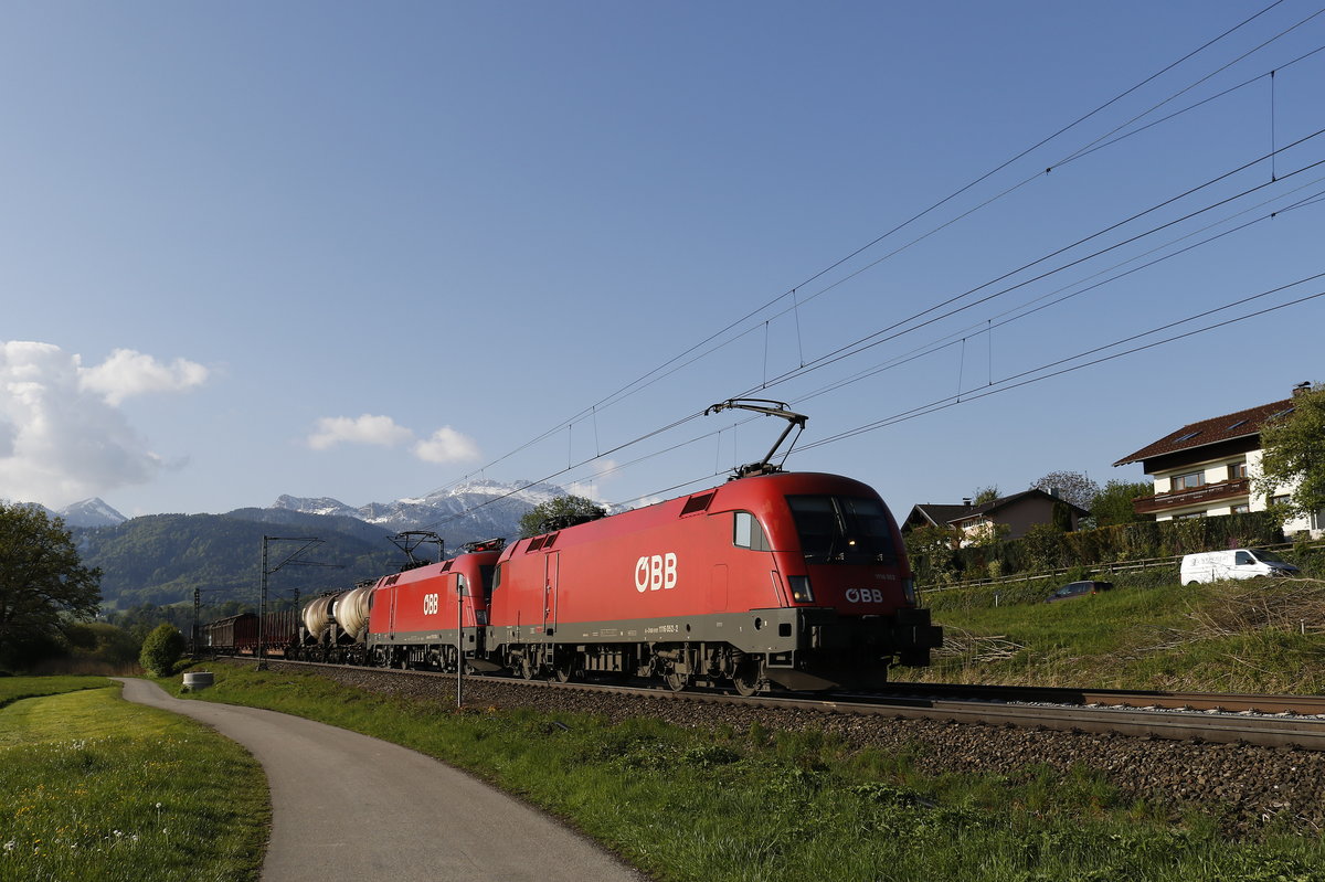 1116 052 & 1116 135 mit einem  Mischer  aus Salzburg kommend bei Prien am Chiemsee.