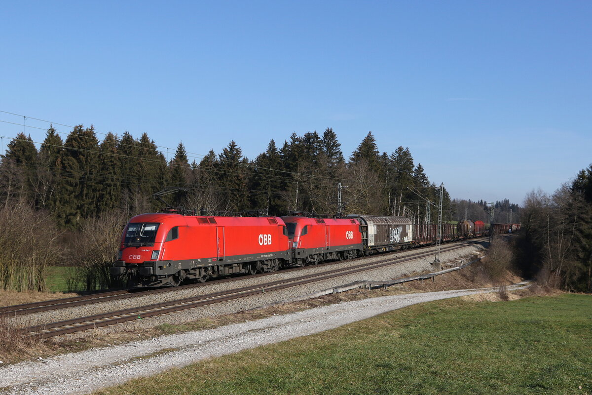 1116 067 & 1116 061 mit einem gemischten G�terzug aus Salzburg kommend am 7. Februar 2023 bei Sossau im Chiemgau.