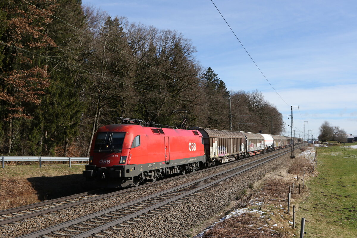 1116 076 mit einem gemischten G�terzug aus Salzburg kommend am 24. Februar 2024 bei Hufschlag/Traunstein.