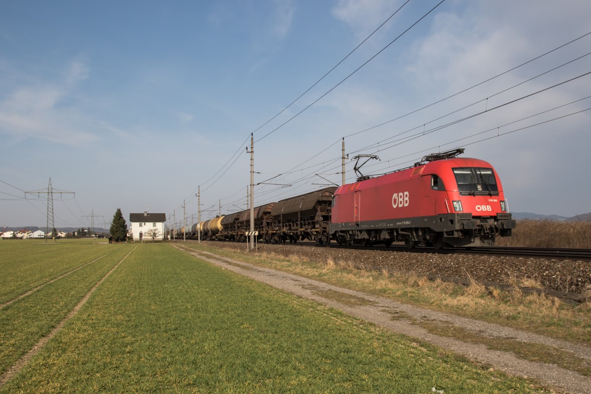 1116 085-7 mit einem gemischten G�terzug am 17. M�rz 2015 bei Enns.