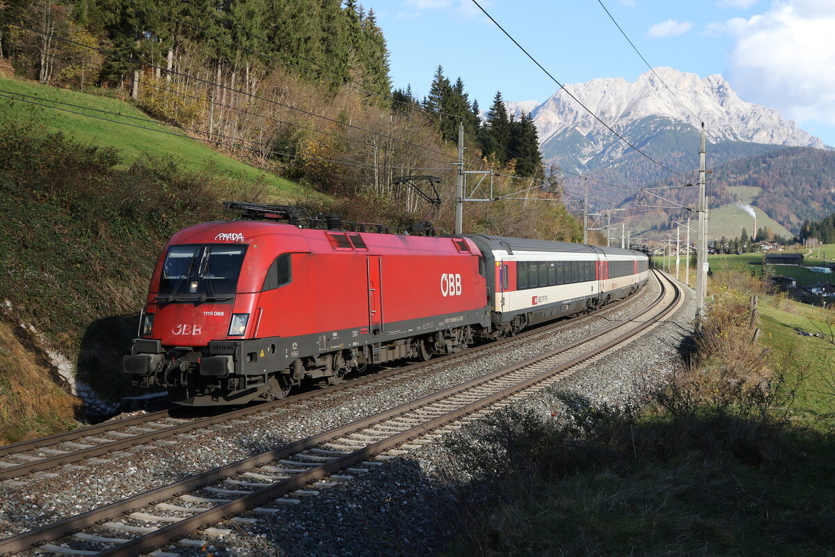 1116 088 war am 29. Oktober 2024 mit dem  Transalpin  bei Pfaffenschwend in Richtung W�rgl unterwegs.