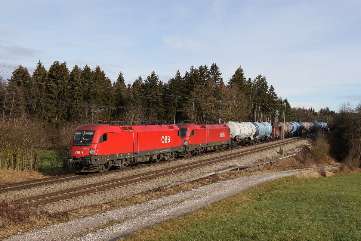1116 089 und 1116 252 mit einem gemischten G�terzug aus Salzburg kommend am 4. Januar 2023 bei Sossau im Chiemgau.