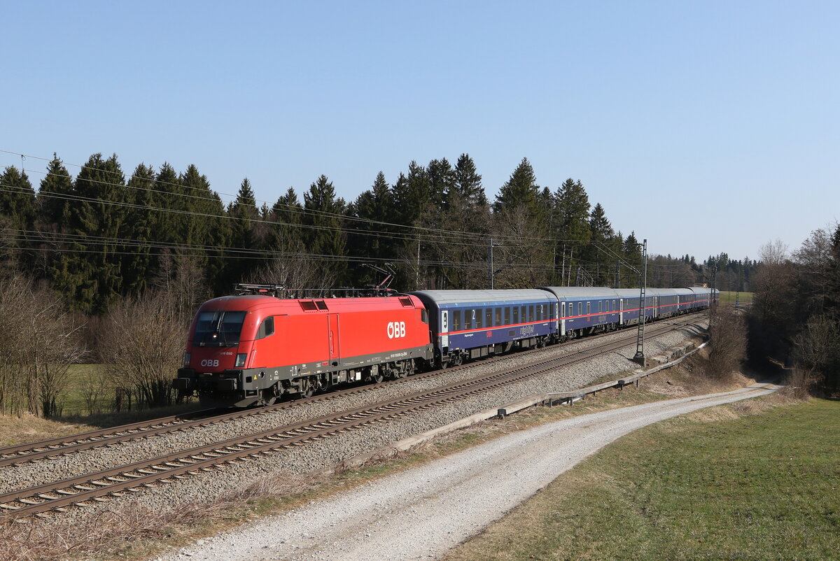 1116 090 war mit einem  Nightjet  am 25. M�rz 2022 bei Grabenst�tt in Richtung M�nchen unterwegs.