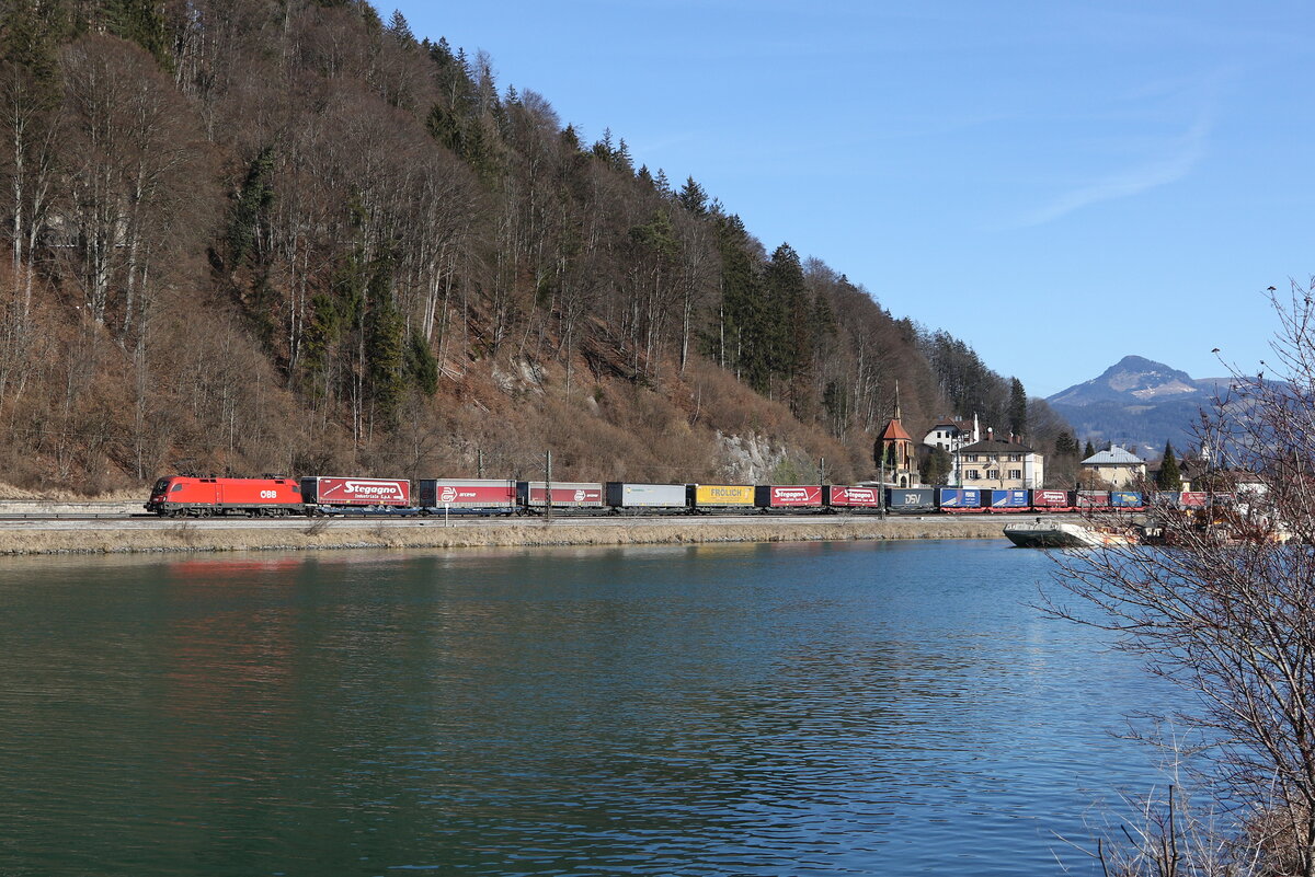 1116 096 mit einem  KLV  aus M�nchen kommend am 5. M�rz 2025 bei Kufstein am Inn.