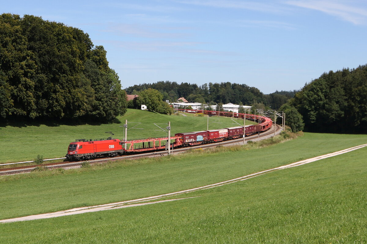 1116 099 mit einem leeren Autozug aus Salzburg kommend am 1. September 2025 bei Axdorf im Chiemgau.