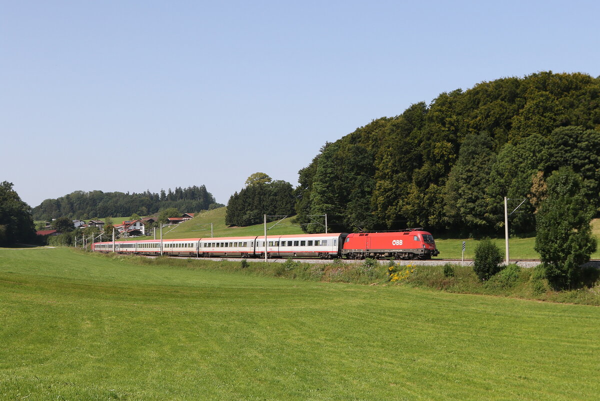 1116 104 mit einem  EC  aus M�nchen kommend am 13. August 2025 bei Axdorf im Chiemgau.