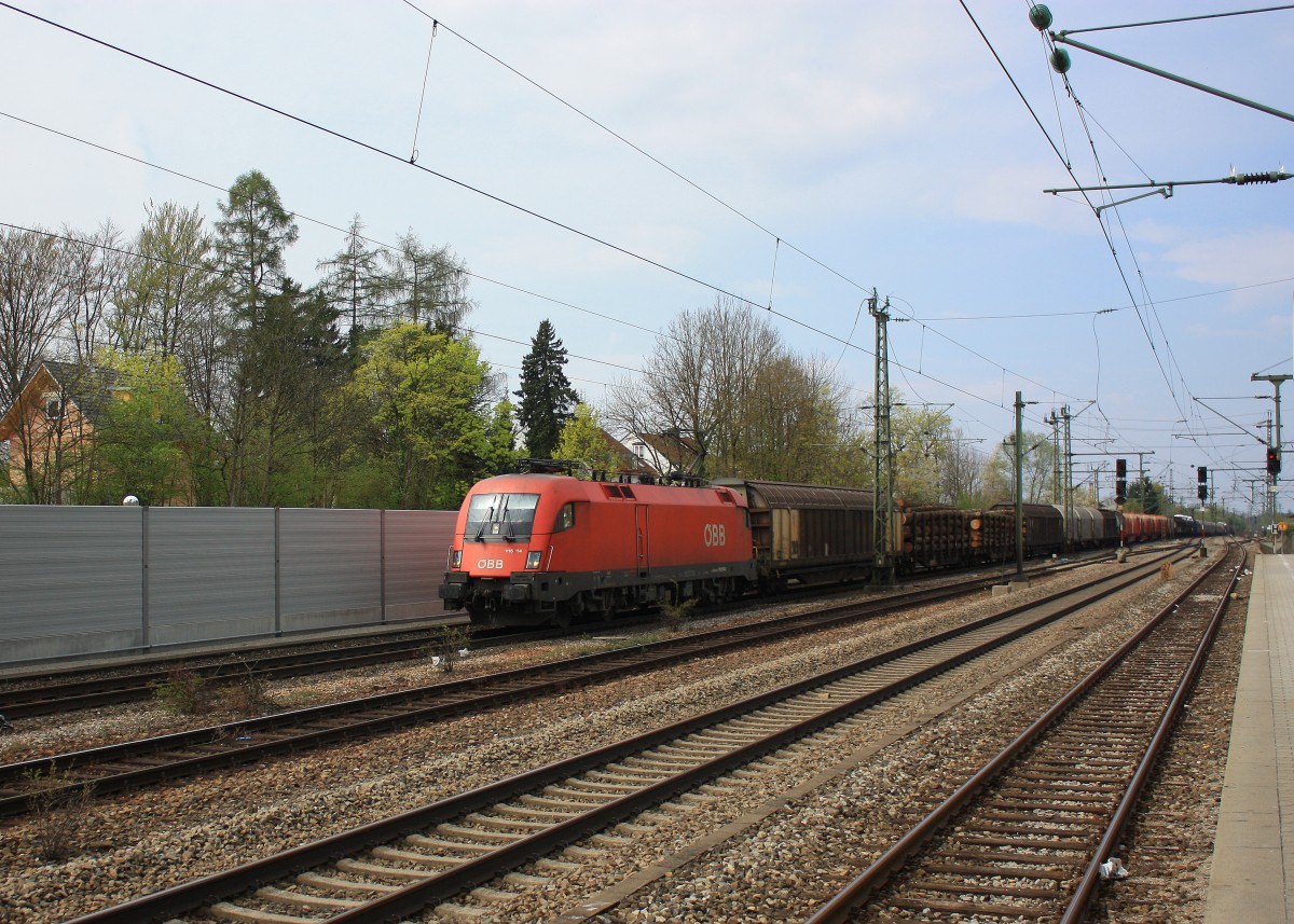 1116 114-0 mit einem gemischten G�terzug am 12. April 2014 im Bahnhof von Zorneding.