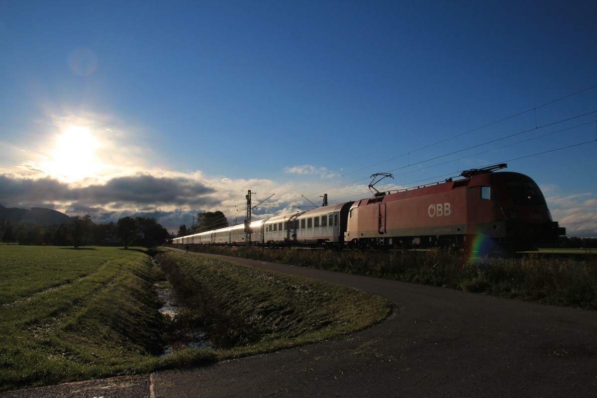1116 121-5 im Gegenlicht am 11. Oktober 2013 bei �bersee am Chiemsee.