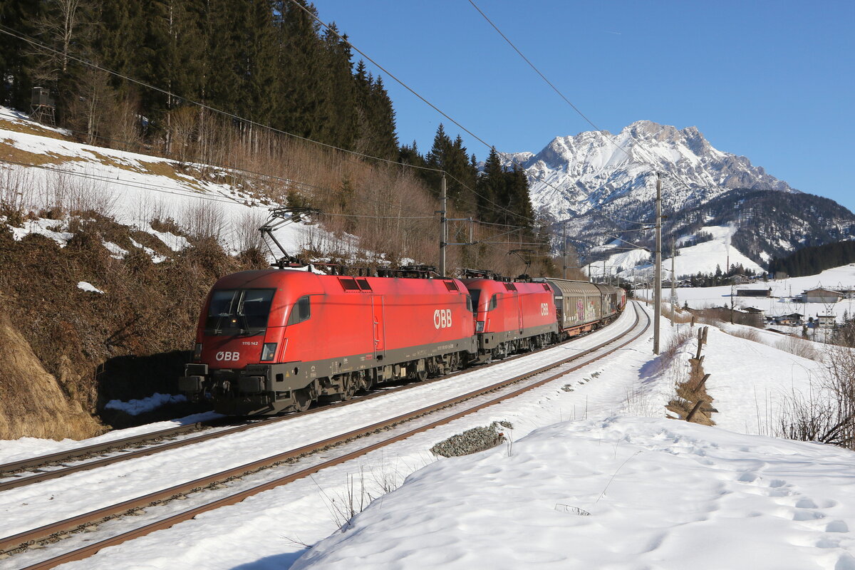 1116 142 und 1016 019 waren mit einem gemischten G�terzug am 15. Februar 2023 bei Pfaffenschwend in Richtung W�rgl unterwegs.