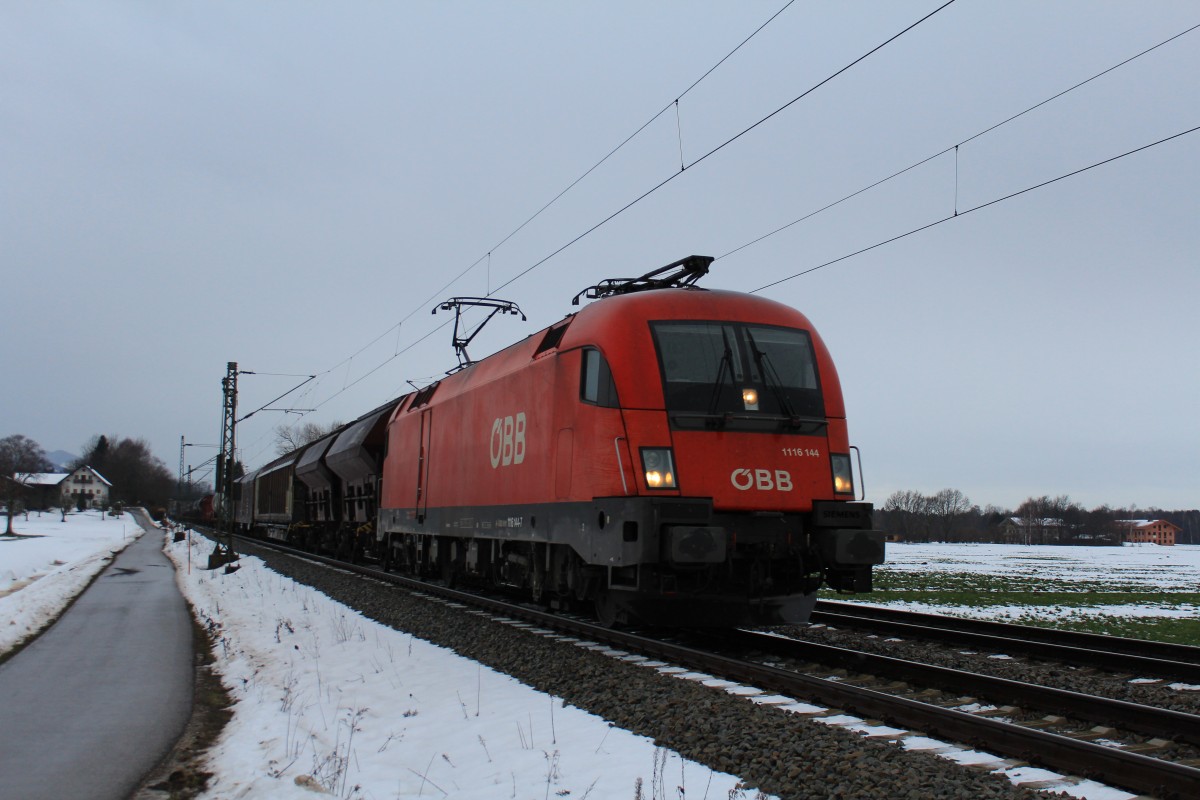 1116 144-5 mit einem gemischten G�terzug auf dem Weg nach Salzburg. Aufgenommen am 15. Dezember 2012 bei �bersee.