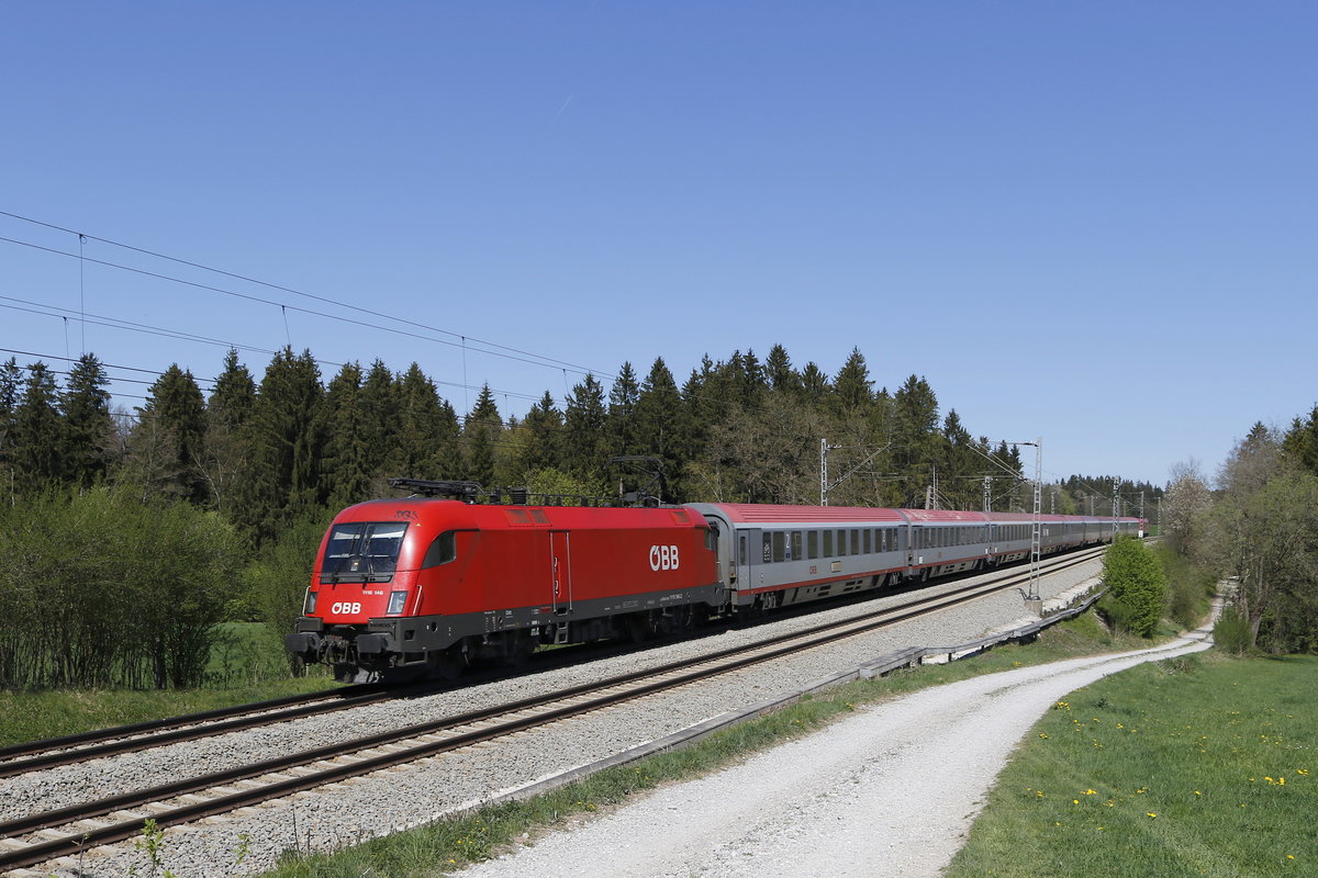 1116 146 war am 21. April 2019 mit einem EC bei Grabenst�tt in Richtung M�nchen unterwegs.