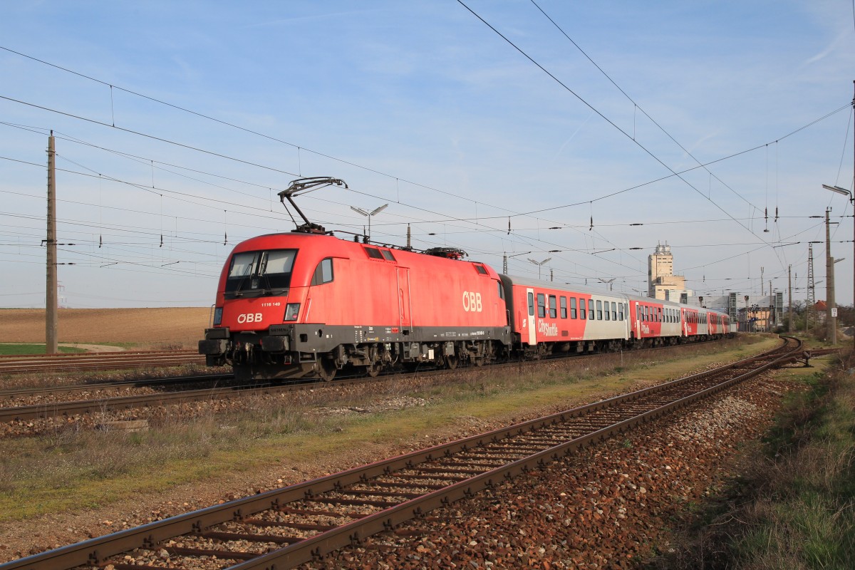 1116 149-6 bei der Ausfahrt aus dem Bahnhof von Gramatneusiedel am 21. M�rz 2014.