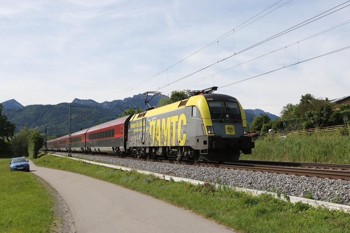 1116 153  �AMTC  mit einem  Railjet  aus Salzburg kommend am 15. Mai 024 bei Weisham.