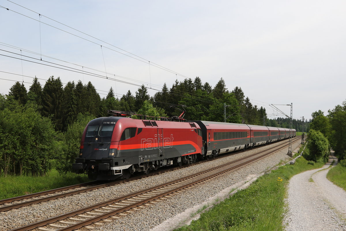 1116 154 mit einem Railjet aus Salzburg kommend am 22. Mai 2020 bei Grabenst�tt im Chiemgau.