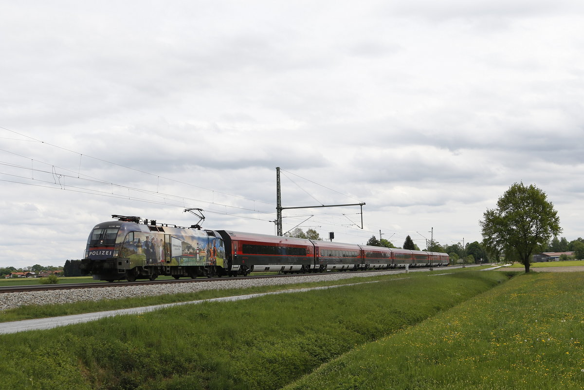1116 157  Gemeinsam Sicher  mit einem Railjet am 1. Mai 2018 bei �bersee am Chiemsee.