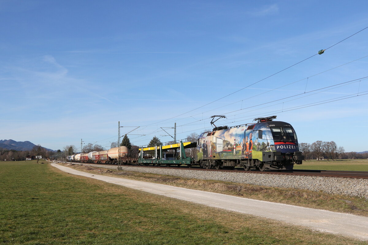1116 157  Gemeinsam Sicher  mit einem gemischten G�terzug aus Kufstein kommend am 21. Februar 2023 bei �bersee am Chiemsee.