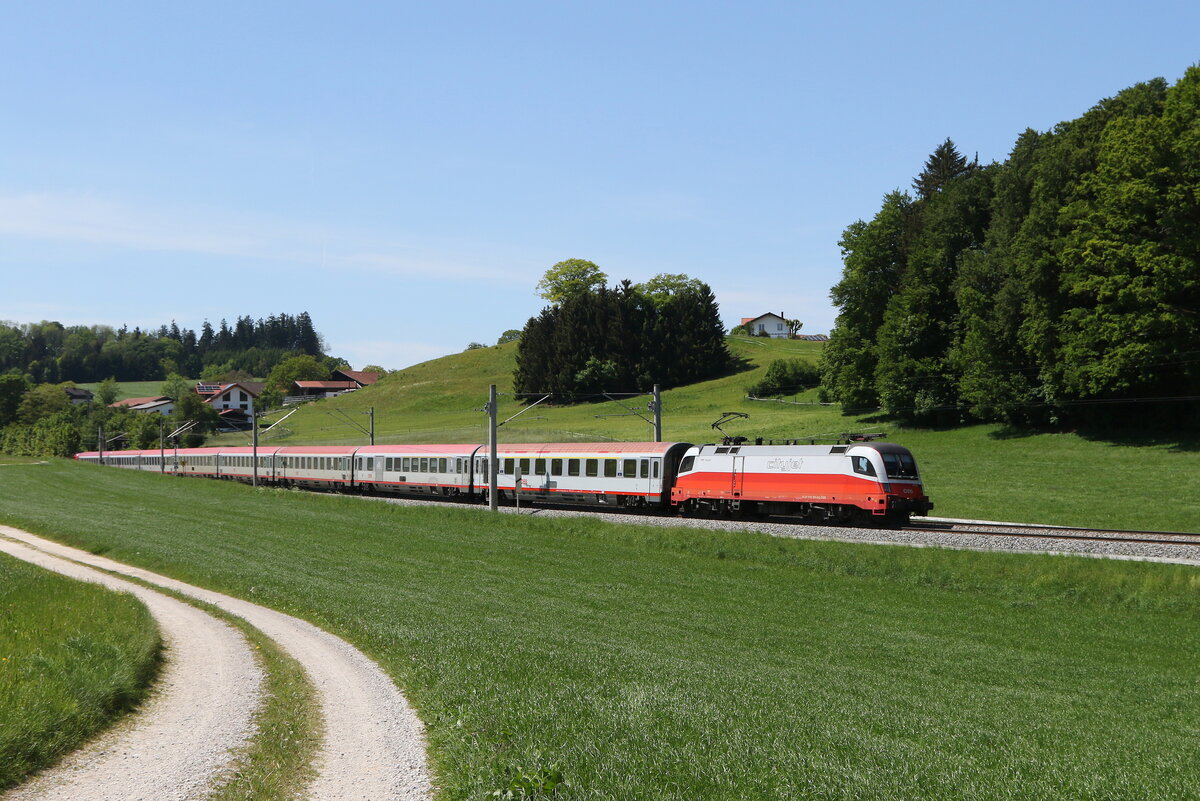 1116 181  City Jet  mit einem  EC  aus M�nchen kommend am 12. Mai 2024 bei Axdorf im Chiemgau.