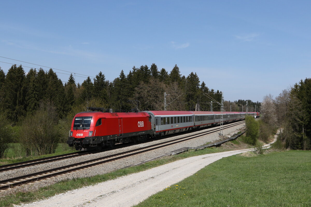 1116 181 mit einem  EC  aus Salzburg kommend am 28. April 2021 bei Grabenst�tt im Chiemgau.